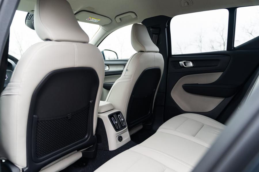 Интерьер Volvo XC40 T5 Plug-in Hybrid Inscription 2020 года  (WW) (фото 36 из 44)
